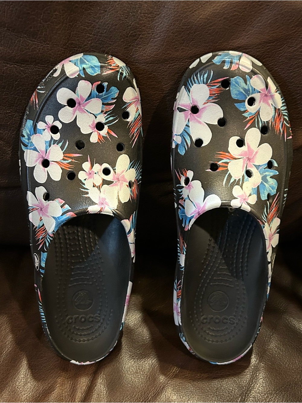 CROCS women 8 black floral freesail comfort clogs